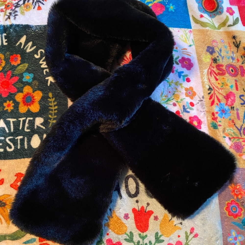 Brand New Martha Stewart Black Faux Fur Pull Through Scarf 50 in length PLUSH!